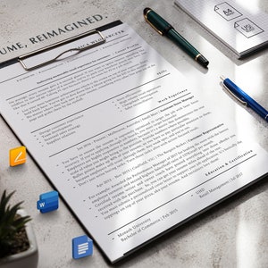 K&ouml;nnte beinhalten: Ein Lebenslauf mit dem Titel "A Resume, Reimagined." Der Lebenslauf ist f&uuml;r Jessica Wlodarczyk. Er enth&auml;lt ein Karriereprofil, F&auml;higkeiten, Berufserfahrung, Ausbildung und Zertifizierungen. Der Lebenslauf ist auf wei&szlig;em Hintergrund mit schwarzem Text.