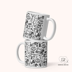 Nähutensilien Design weißer Becher für Crafting Bliss / Nähliebhaber Geschenk / Näherin Kaffeebecher / Nähbecher Geschenk