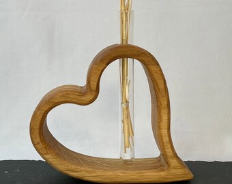 Herz Holz Vase aus Eichenholz liegend, Hohl ausgeschnitten mit Reagenzglas für Blumen und Pflanzen