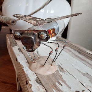 Buzz • Robotsculptuur gevonden voorwerp blikseminsect