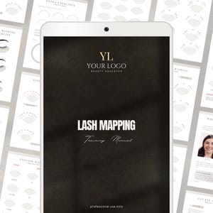 以下が含まれることがあります： まつげマッピングのトレーニングマニュアルを表示するデジタルタブレット。表紙には「LASH MAPPING Training Manual」の文字と上部にロゴがあります。タブレットの周りには、まつげエクステのテクニックに関する図とテキストが記載されたページがいくつかあります。