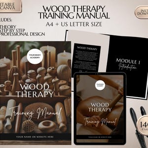 Puede incluir: Un manual de capacitación digital para la terapia de madera, con una portada en blanco y negro con el texto "Wood Therapy Training Manual" y "Módulo 1 Introducción". El manual está abierto para revelar una página con una foto de una persona que recibe un masaje de terapia de madera. El manual está acompañado de una variedad de herramientas de madera utilizadas para la terapia de madera.