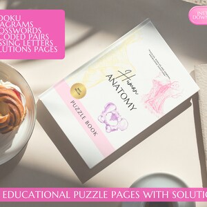 Puede incluir: Un libro blanco con el título "Human Anatomy" y un fondo rosa. El libro es un libro de rompecabezas con 180 páginas de rompecabezas educativos con soluciones. La portada del libro presenta una ilustración detallada de la anatomía humana.
