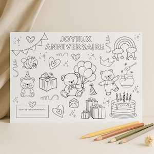 Peut inclure: Une page à colorier blanche avec le texte "JOYEUX ANNIVERSAIRE" et diverses illustrations sur le thème de l'anniversaire, notamment des ours en peluche, des ballons, des cadeaux et un gâteau. Des crayons de couleur sont au premier plan.