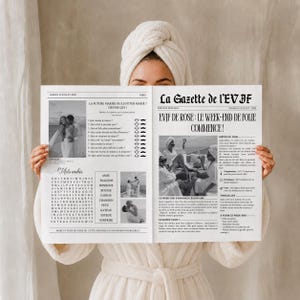 Può includere: Un invito per addio al nubilato in stile giornale intitolato La Gazette de l'EVJF. Il layout presenta testo nero, colonne, un gioco di ricerca parole e fotografie in bianco e nero. Il design include una sezione con un questionario.