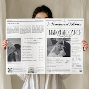 Peut inclure: Une annonce de mariage en noir et blanc, de style journal, intitulée "Newlywed Times", avec les noms "Manon et Damien". Elle comprend des photos, du texte et un jeu "Devinez qui". Le journal est tenu par une personne.