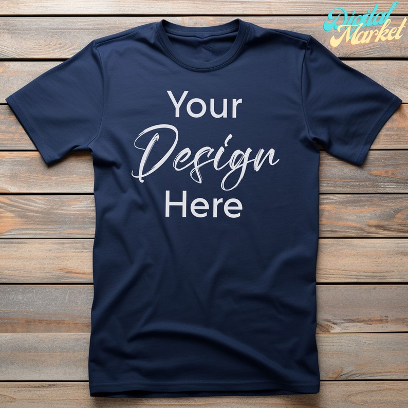 Puede incluir: Una camiseta azul marino con el texto "Your Design Here" impreso en blanco en la parte delantera.