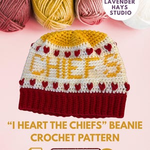 Op de afbeelding: Een handgemaakte gehaakte muts in rood, wit en geel, met het woord "CHIEFS" en rode harten. De tekst "I HEART THE CHIEFS" BEANIE CROCHET PATTERN staat eronder. De afbeelding bevat ook garen en haaknaalden.