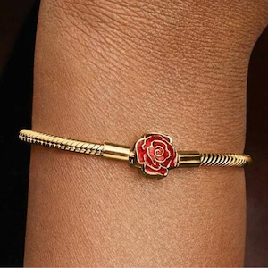Gouden slangenketting Pandora-stijl bedelarmband met rode rozensluiting, bloemenarmband, minimalistisch sieraad, cadeau voor vrouwen