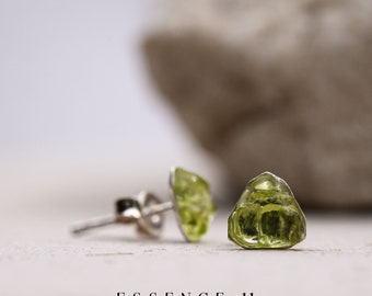 Sterling zilveren studs met peridootfragmenten. Kristallen oorbellen handgemaakte Peridot stud oorbellen minimalistisch. Uniek cadeau voor haar. Sierlijke studs