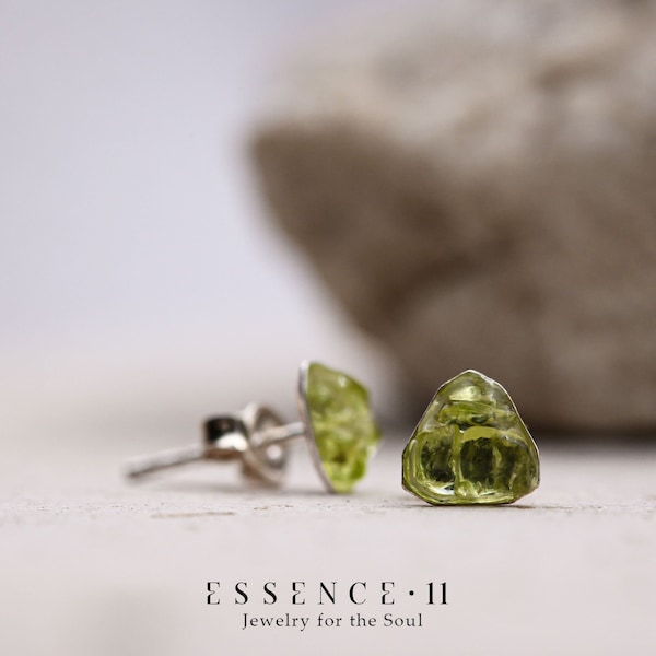 Pendientes de plata de primera ley con fragmentos de peridoto. Pendientes de cristal hechos a mano Pendientes de peridoto minimalistas. Regalo único para ella. Sementales delicados