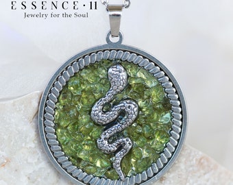 Colgante de declaración peridoto Acero inoxidable con peridoto crudo Colgante hecho a mano Colgante personalizado con cristales Colgante de serpiente hecho a mano