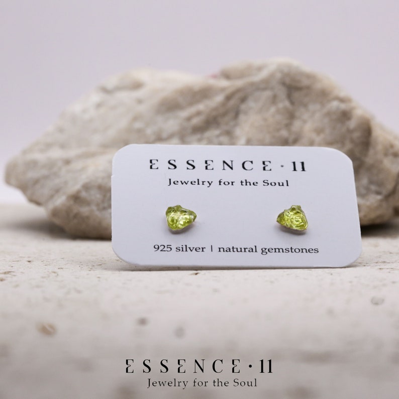 Pendientes de plata de primera ley con fragmentos de peridoto. Pendientes de cristal hechos a mano Pendientes de peridoto minimalistas. Regalo único para ella. Sementales delicados imagen 2