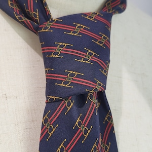 Jedwabny krawat w stylu vintage Richel z wzorem wędzidła końskiego, wyprodukowany we Włoszech