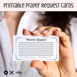 Op de afbeelding: Een witte gebedsverzoekkaart met de tekst "PRAYER REQUEST" en lijnen om op te schrijven. De kaart heeft decoratieve randen en de tekst "Bid zonder ophouden - 1 Tessalonicenzen 5:17". De woorden "Printable Prayer Request Cards" staan bovenaan.