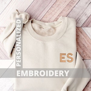 カスタムイニシャル刺繍スウェットシャツ、パーソナライズされたギフト、パーソナライズされたスウェットシャツ結婚祝い、カスタム刺繍、誕生日プレゼント、イニシャル