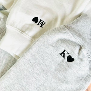 Custom Embroidered Initial Heart Sweatshirt, Valentine'S Day, Couple Shirt, Matching Sweatshirt, Anniversary Gift, Initial On Sleeve zdjęcie 1