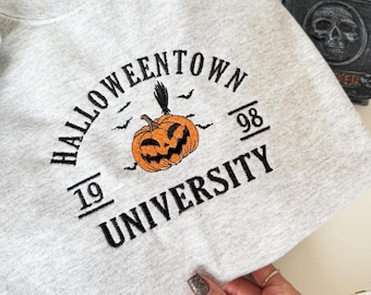 Besticktes Halloweentown University Sweatshirt, Halloween Crewneck, Halloween Town Bestickt, Gruselige Jahreszeit Crewneck, Kürbis Sweatshirts
