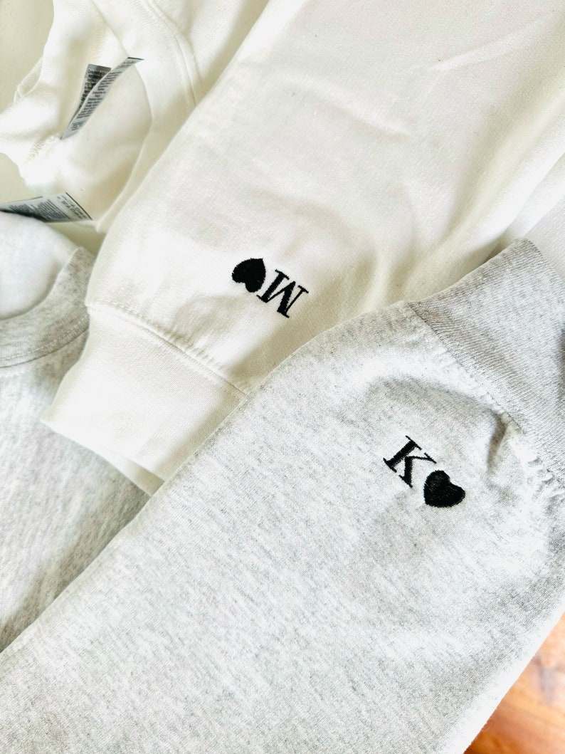 Custom Embroidered Initial Heart Sweatshirt, Valentine'S Day, Couple Shirt, Matching Sweatshirt, Anniversary Gift, Initial On Sleeve zdjęcie 1