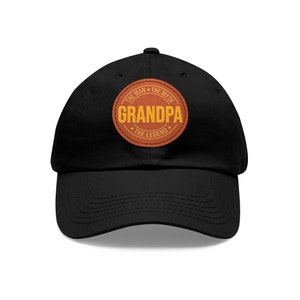 Peut inclure: Casquette de baseball noire avec un patch en cuir marron qui dit "The Man, The Myth, The Legend, Grandpa".