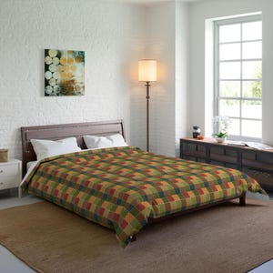 Könnte beinhalten: Ein grüner, gelber, roter und blauer karierter Bettbezug auf einem Bett mit weißen Kissen. Das Bett steht in einem Schlafzimmer mit einer weißen Backsteinwand, einer Stehlampe und einem Fenster.