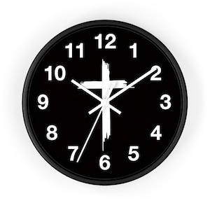 Może przedstawiać: Czarny i biały zegar z białym wzorem krzyża w środku. Cyfry od 1 do 12 są wyświetlane wokół tarczy zegara.