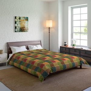 Könnte beinhalten: Eine Patchwork-Decke mit verschiedenen Farben und Mustern, darunter Rot, Grün, Blau und Gelb. Die Decke besteht aus Quadraten und Rechtecken und hat einen rustikalen, ländlichen Stil.