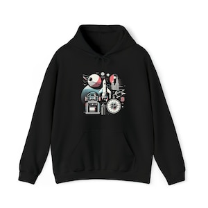 Puede incluir: Sudadera con capucha negra con un estampado gráfico de un cohete, planetas y otras imágenes de temática espacial. El gráfico es de estilo retro con una mezcla de colores azul, rojo y blanco.