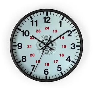 Könnte beinhalten: Eine schwarz-weiße Uhr mit einem kreisförmigen Design in der Mitte. Das Zifferblatt der Uhr ist weiß mit schwarzen Zahlen und roten Stundenmarkierungen. Die Zahlen auf dem Zifferblatt der Uhr sind 1-12 und 13-24.