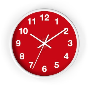 Pode incluir: Um relógio vermelho com números e ponteiros brancos. O mostrador do relógio é rodeado por uma moldura branca.
