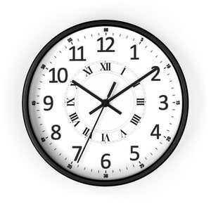 Puede incluir: Un reloj analógico blanco y negro con números romanos en la cara interior y números arábigos en la cara exterior. Las manecillas del reloj son negras y apuntan a las 12:00.