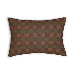 Peut inclure: Un coussin de canapé rectangulaire en tissu plaid marron, vert et orange.
