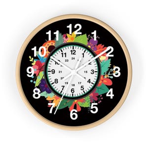 Pode incluir: Um relógio preto e branco com um design floral ao redor da borda. O mostrador do relógio tem um fundo branco com números e ponteiros pretos. Os números ao redor da borda do relógio são brancos e pretos.