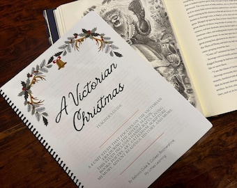 Puede incluir: Una guía para profesores con espiral titulada "A Victorian Christmas" con un borde decorativo de vegetación y una campana. La guía está abierta junto a un libro con ilustraciones. La guía se centra en la época victoriana durante el Adviento.