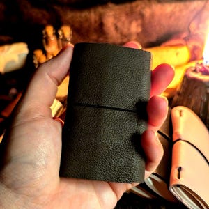 Mini cuadernos de cuero A7, tamaño pequeño de bolsillo, cierre elástico, diario hecho a mano