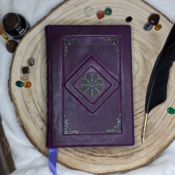 Grimoire en cuir violet, ornements en métal (16x24cm, 100 pages)