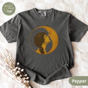 Camiseta con ilustración vintage de una mujer besando la luna. Camiseta de estilo retro. Camiseta Art Nouveau. Camiseta Comfort Colors. Camiseta gráfica para mujer.