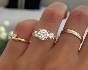 Round Moissanite Engagement Ring, Three Stone Moissanite Wedding Ring, Dainty Triple Stone Gold 14k/18k Bridal Ring, Anniversary Gifts/Ring