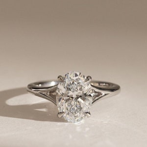 Anillo solitario alargado de moissanita de corte ovalado de 2,53 quilates con engaste de catedral. Anillo de compromiso ovalado Forever One. Anillo de bodas ovalado. Regalos/anillo de aniversario.