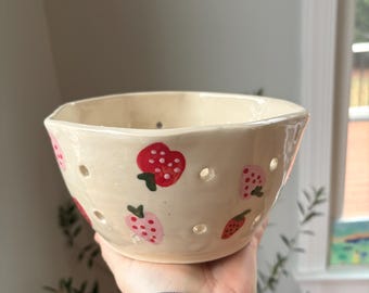 Grote handgemaakte en beschilderde bessenschaal: Strawberry Love!