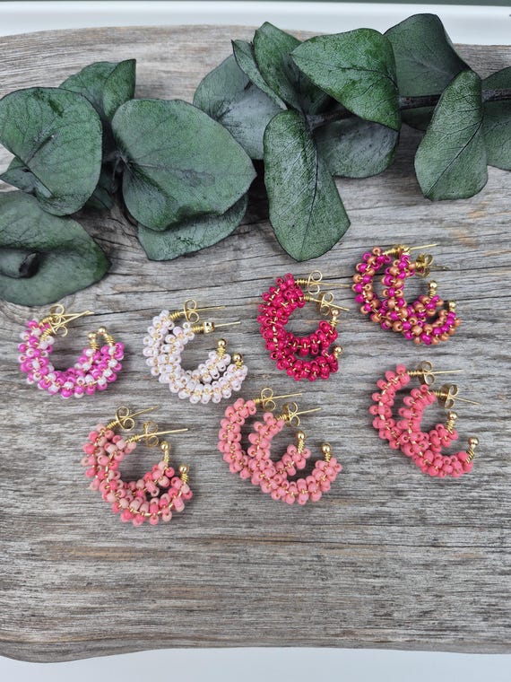 18k vergoldete Trachten Ohrringe mit Rocailles – Handgemachte Creolen für Dirndl in rosa, Pink, Apricot, Trachtenschmuck Wiesn Oktoberfest