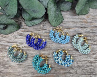 18k gold-plated traditional earrings with seed beads – Handmade hoop earrings for dirndls in blue and dark blue, traditional jewelry for Oktoberfest