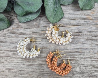 18k gold-plated traditional earrings with seed beads – Handmade hoop earrings for dirndls in beige and cream white, traditional jewelry for Oktoberfest