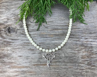 cremefarbene Perlenkette mit Hirsch fürs Dirndl I Glaswachsperlen Trachtenschmuck I Trachtenkette Oktoberfest Handgemacht I Dirndlschmuck