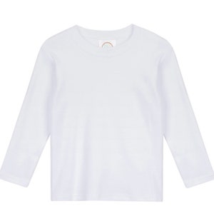 Puede incluir: Una camiseta blanca de manga larga.