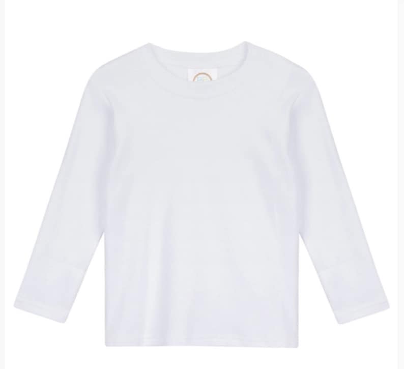 Puede incluir: Una camiseta blanca de manga larga.