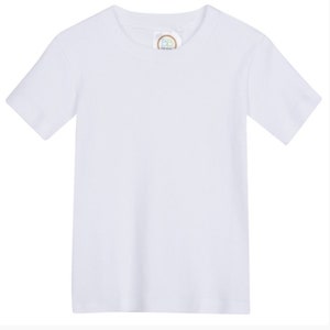 Puede incluir: Una camiseta blanca de manga corta.