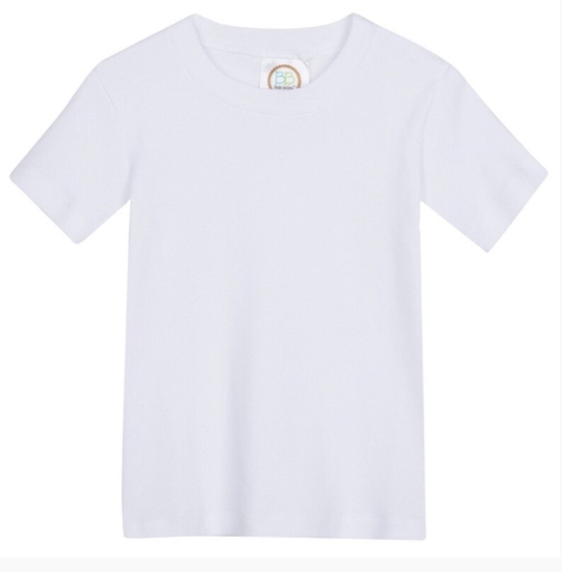 Puede incluir: Una camiseta blanca de manga corta.