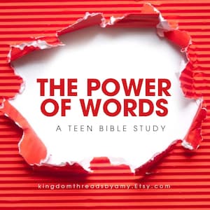 Könnte beinhalten: Ein leuchtend roter Hintergrund aus Wellpappe mit einem zentralen Riss, der eine weiße Fläche freilegt. Der Text THE POWER OF WORDS, A TEEN BIBLE STUDY und kingdomthreadsbyamy.Etsy.com steht in roter und schwarzer Schrift in der Mitte.