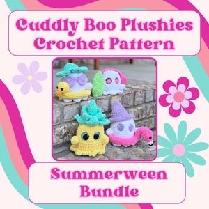 Puede incluir: Un gráfico digital titulado Cuddly Boo Plushies Crochet Pattern Summerween Bundle que muestra cuatro fantasmas de ganchillo. Uno lleva un flotador de pato amarillo, otro tiene una hoja verde, uno tiene forma de piña y otro lleva un sombrero morado con un flotador de flamenco rosa.